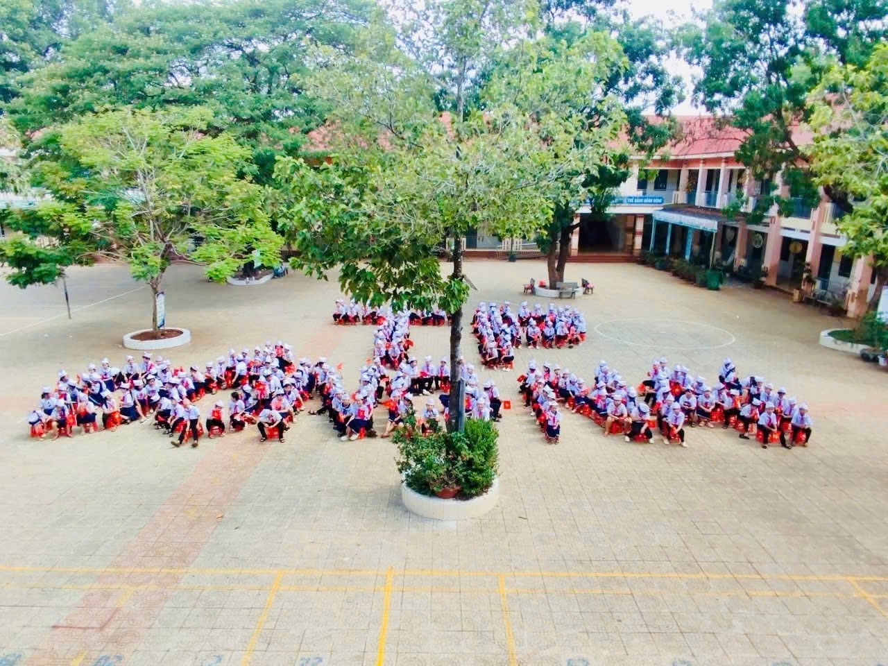 Học sinh trường TH Thuận phú xếp hình